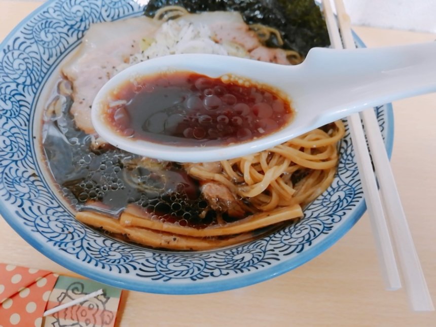 漆黒の中華そばのスープ
