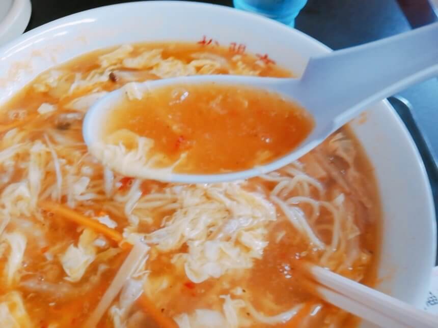酸辣湯麺のスープ