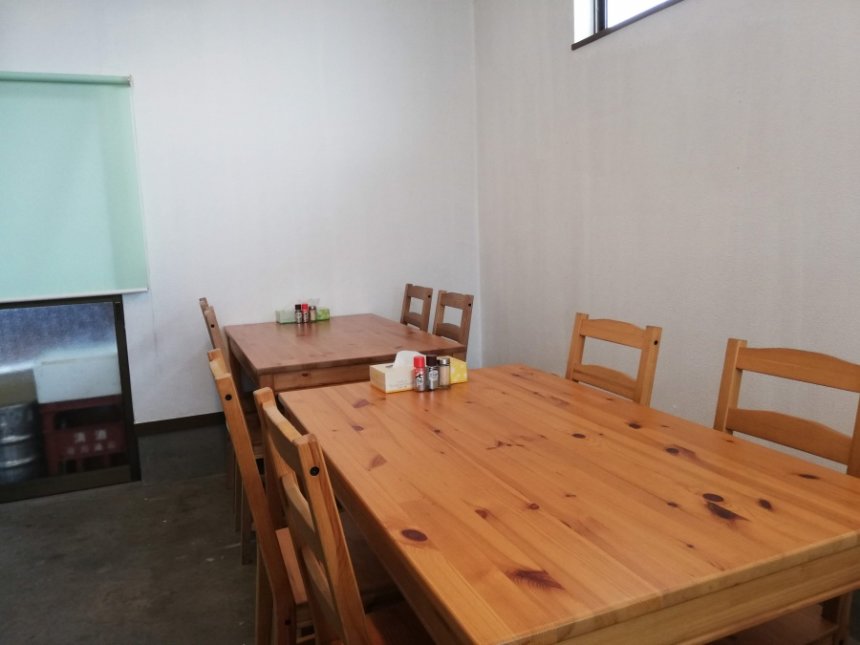 麺屋三四七のテーブル席