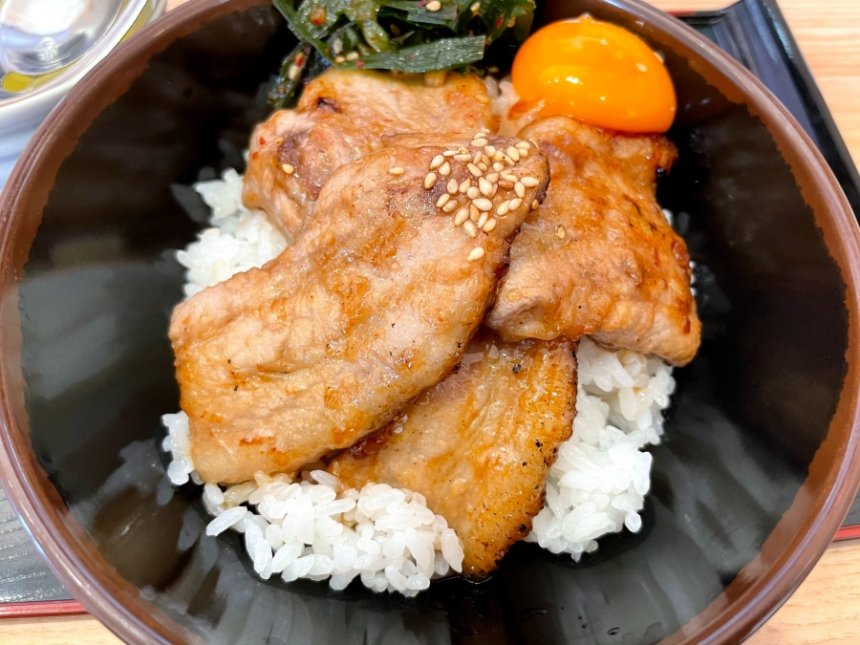 生卵を落としたバラ焼丼