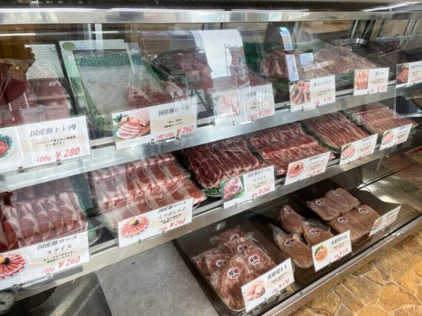 さとう精肉店の陳列棚1