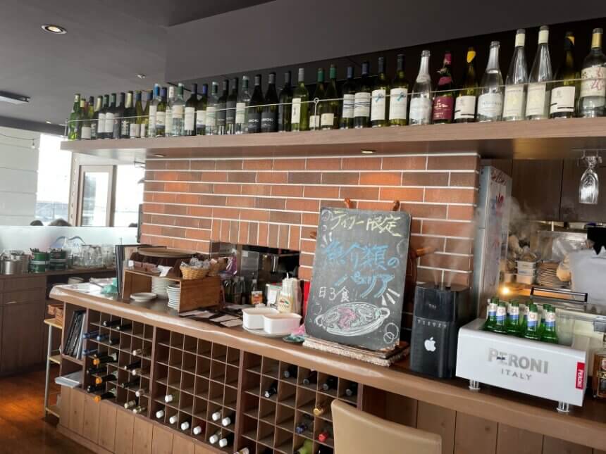 キッチン前の酒棚