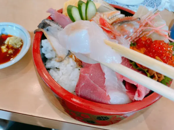 スペシャル海鮮丼のホタテ