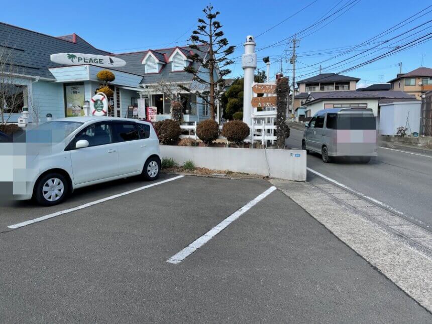 プラージュの駐車場