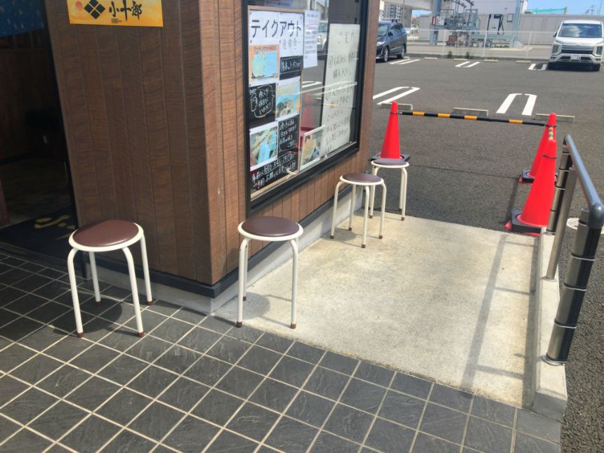 外に設置してある椅子