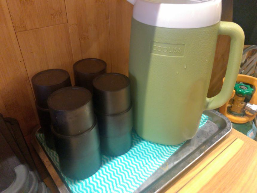 カウンター上の水