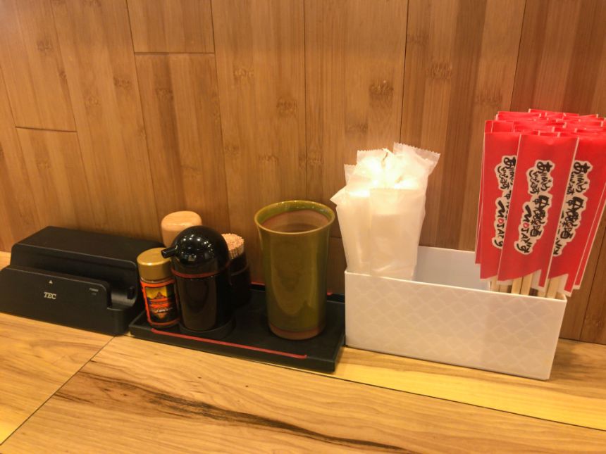 調味料と箸とおしぼり
