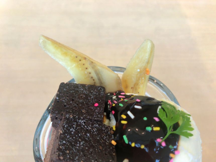 ブラウニーとチョコソースがけバニラアイスクリーム