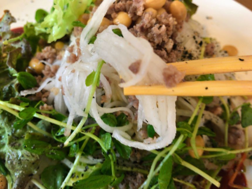 プレートの千切り野菜