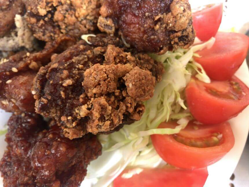 キャベツとトマトを添えたから揚げ