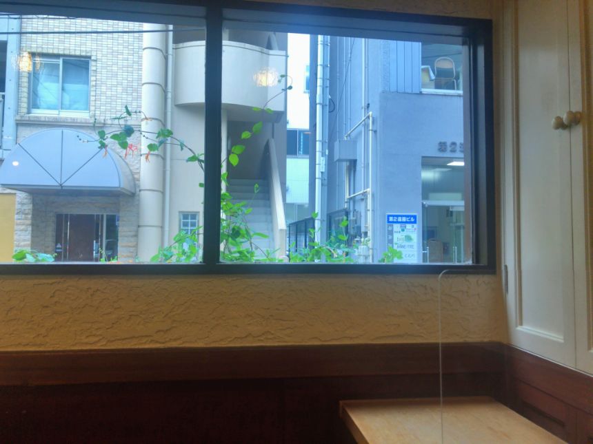 店内から見える窓