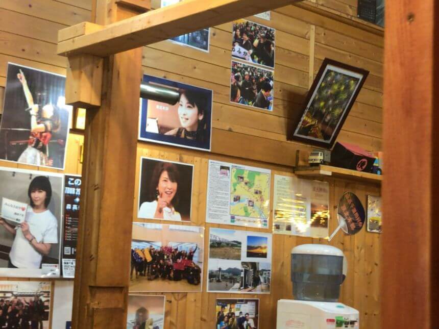 店内の森高千里さんの写真