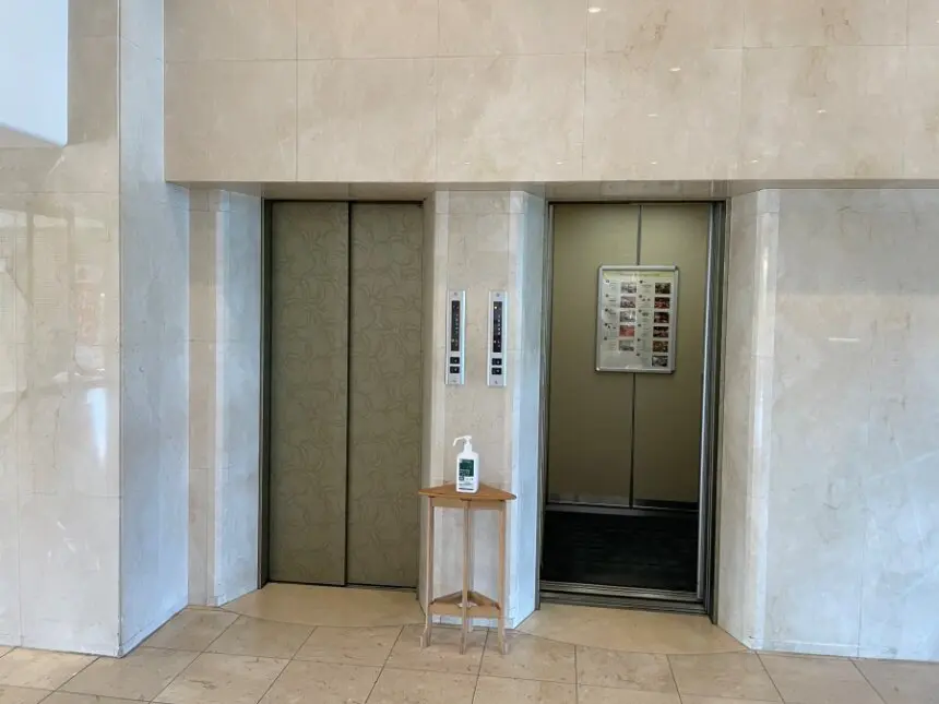ラウンジのエレベーター