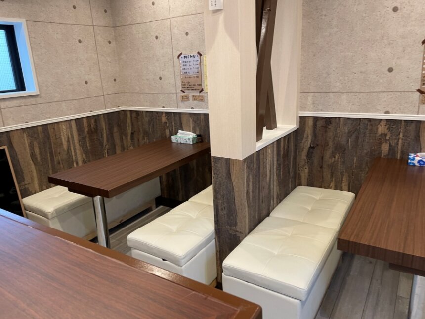 店内のテーブル席