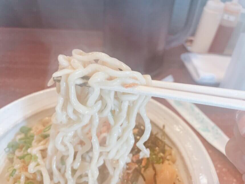 油そばのちぢれ麺