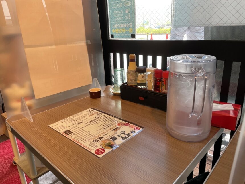 店内のカウンター席