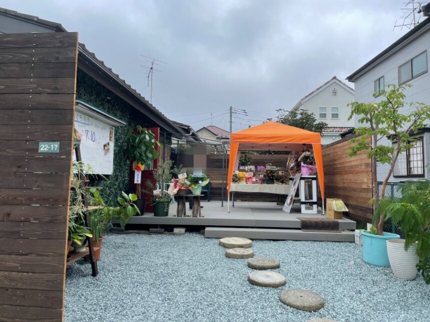 しろくろ食堂の玄関