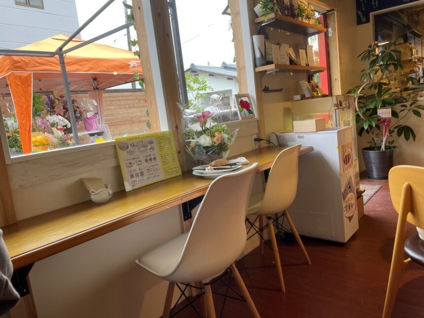 店内のカウンター席