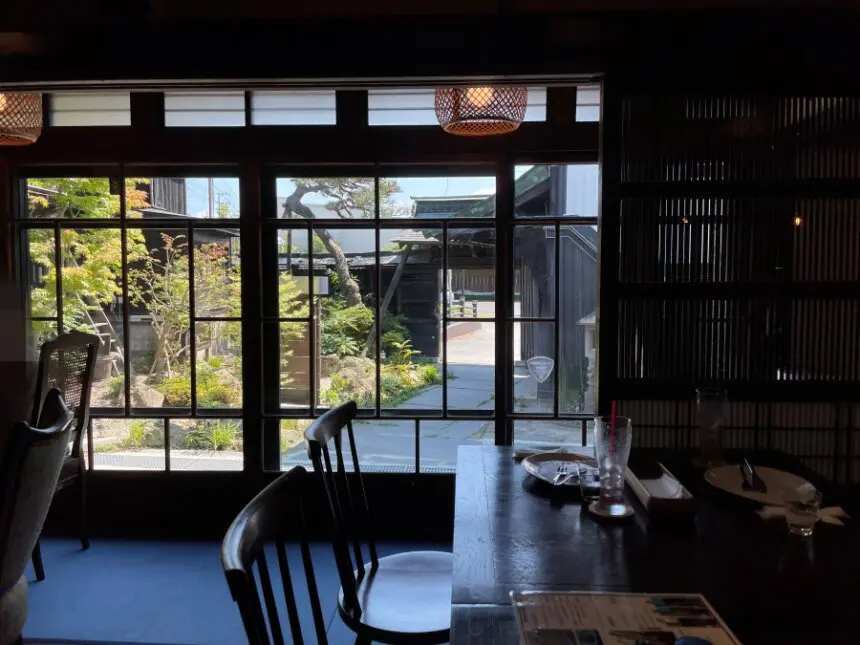 窓から見える日本庭園