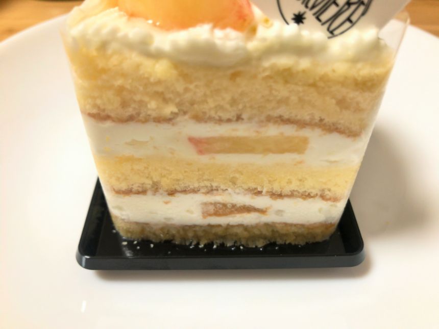 桃のショートケーキの側面