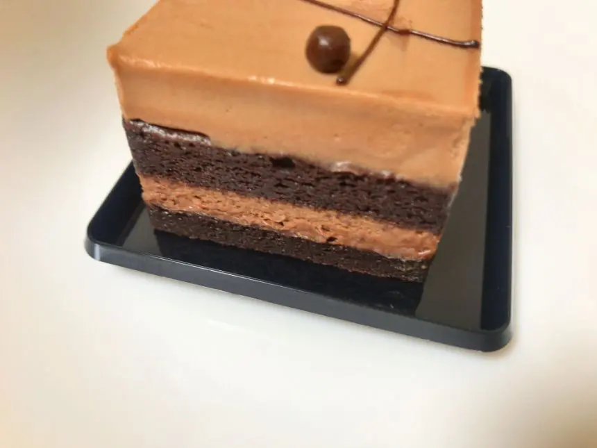 チョコレートケーキの側面