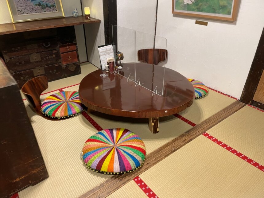 店内のテーブルと座椅子