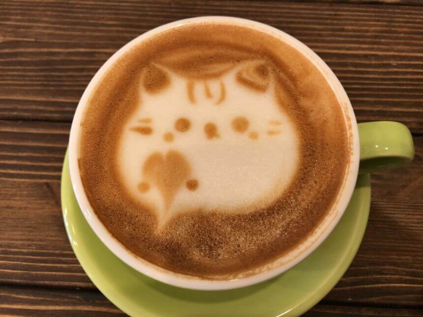 ネコ柄のオーツカフェラテ