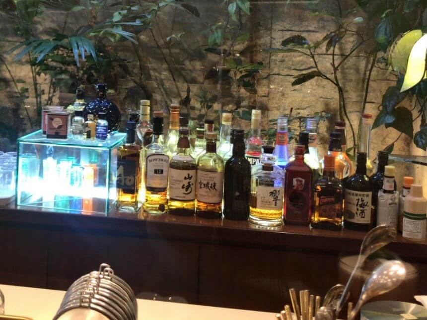 陳列されたお酒のボトル
