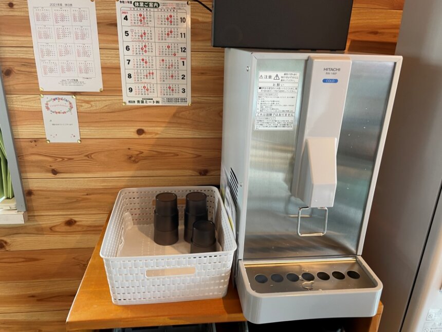 給水器とコップ置き場