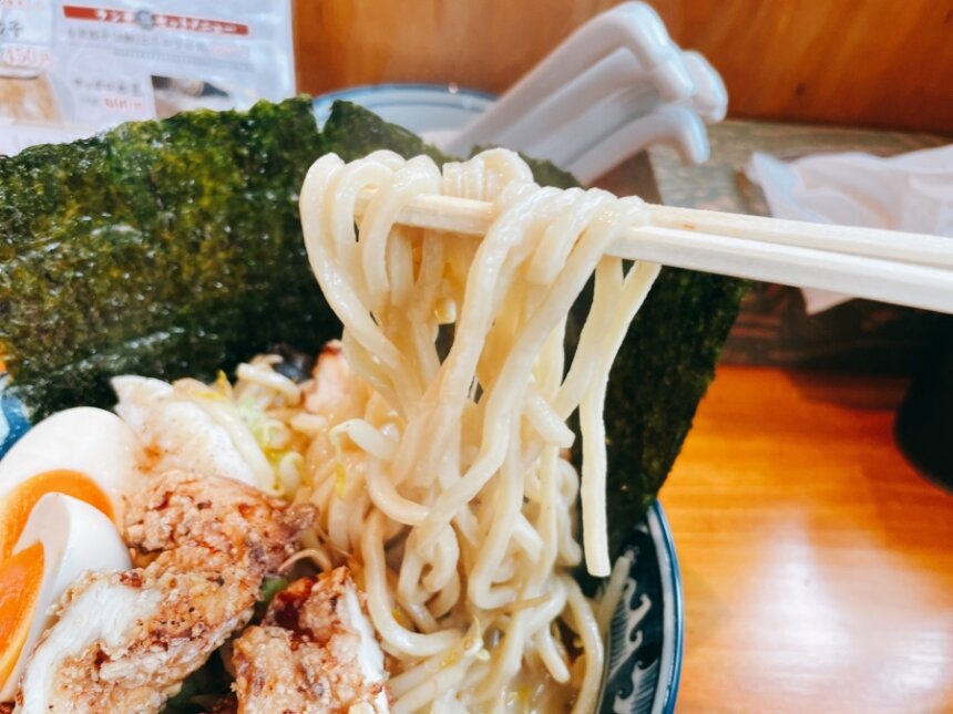 モチモチの中太麺