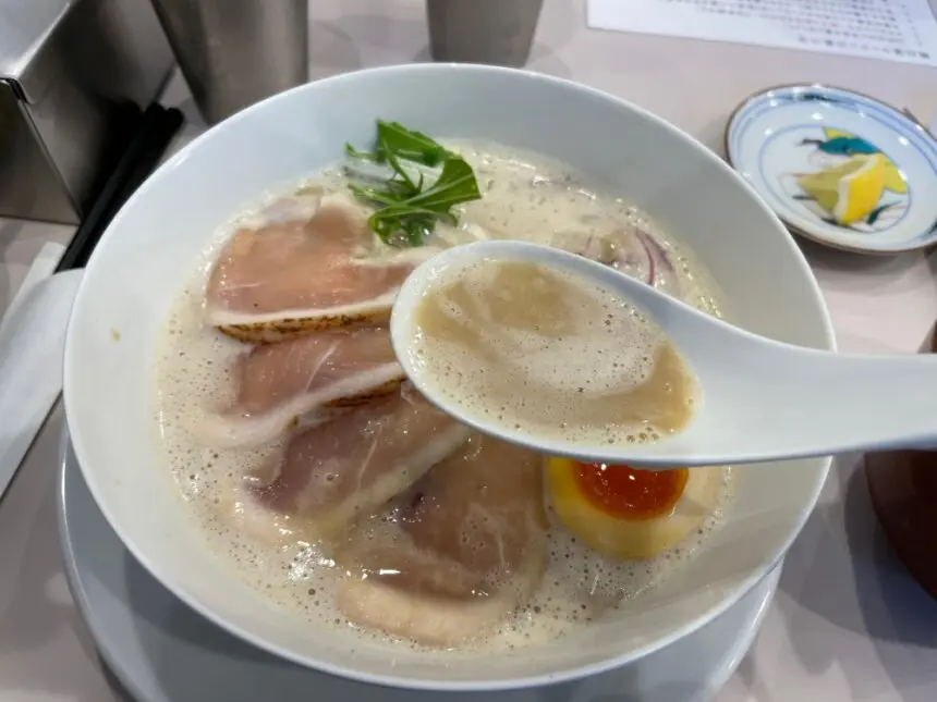 鶏白湯ラーメンの乳化スープ