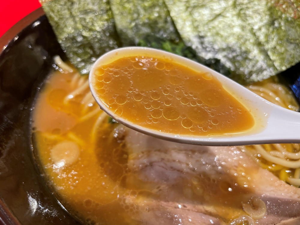 濃厚な豚骨醤油スープ