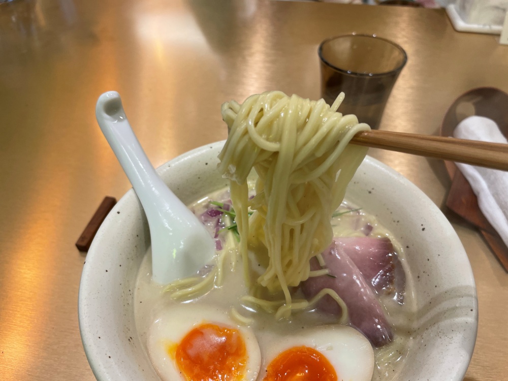 ぷりぷりの中細麺