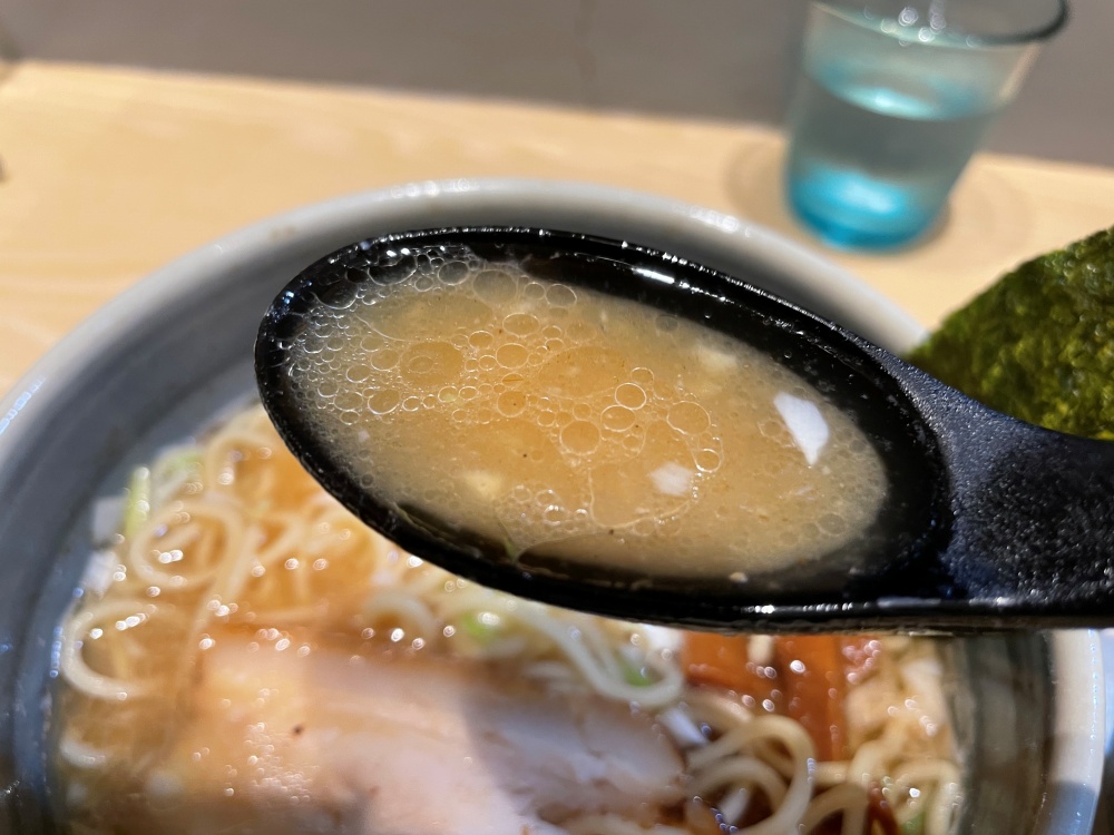 濃厚な豚骨魚介スープ
