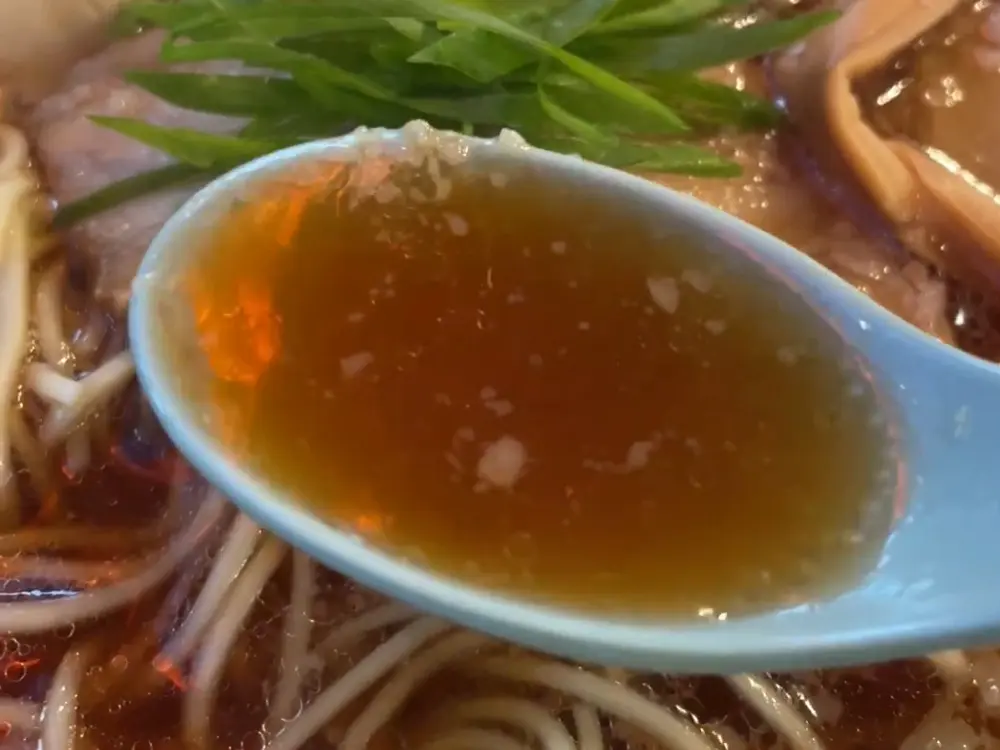 背脂の浮いた醤油スープ