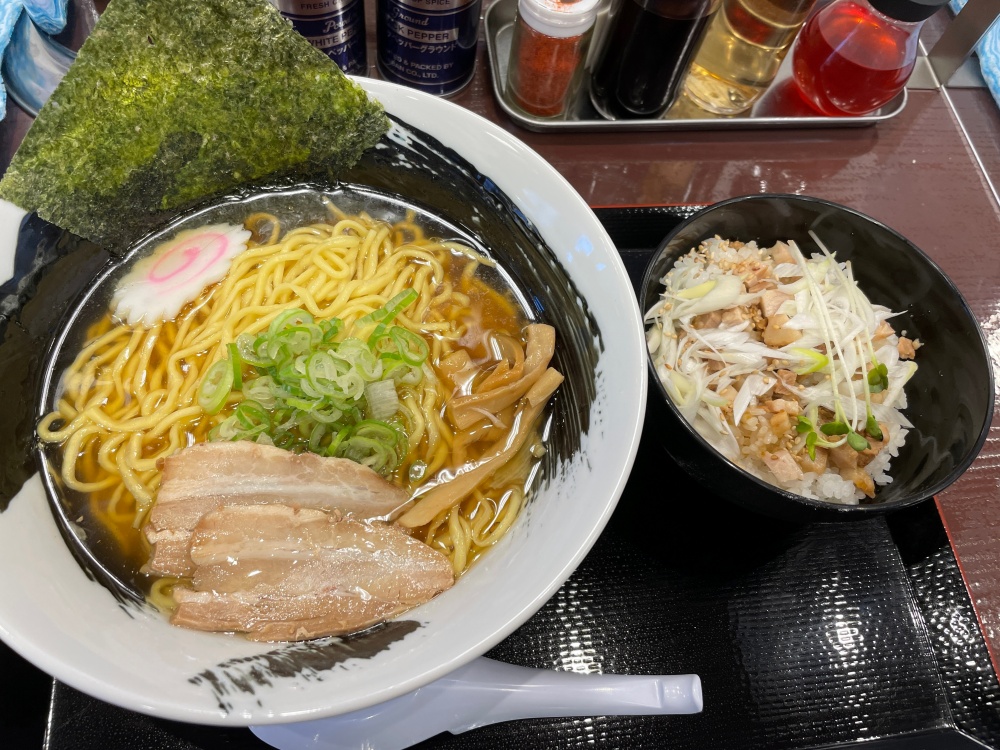 八木屋のラーメンとチャーシュー丼