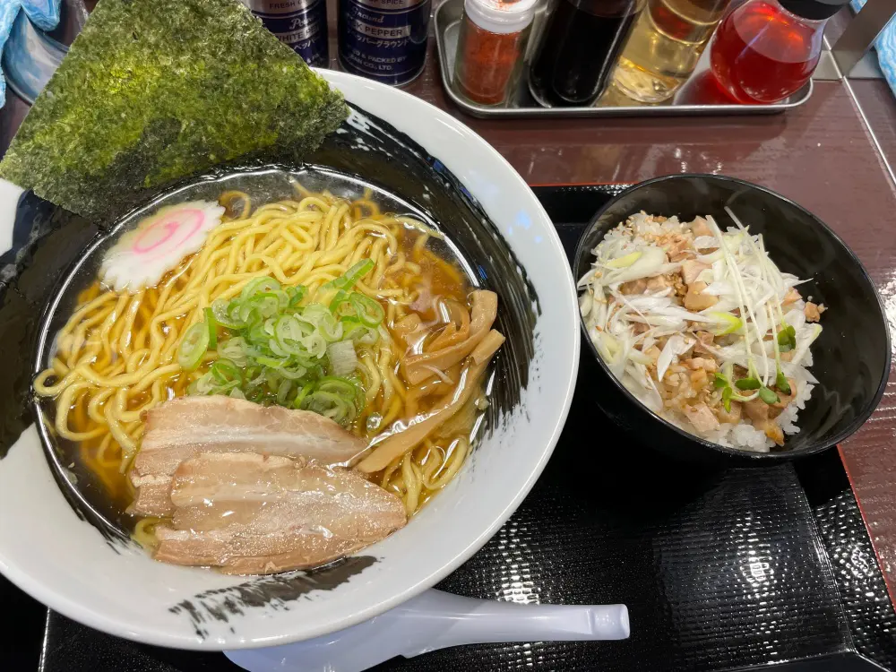 八木屋のラーメンとチャーシュー丼