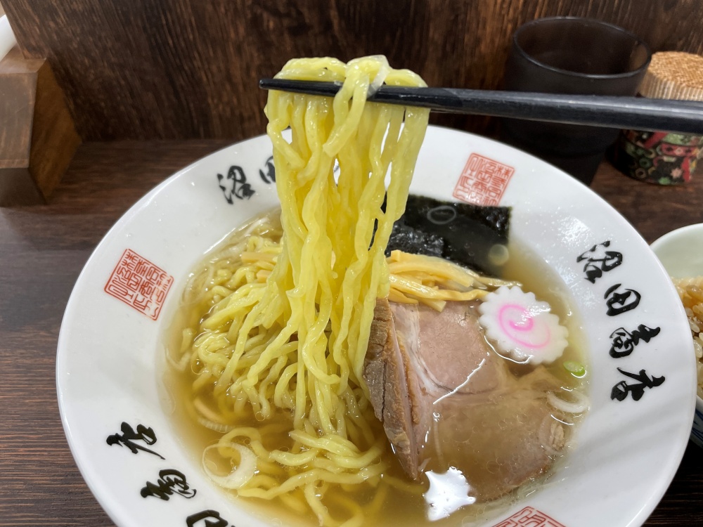 ちゅるんとした中太縮れ麺