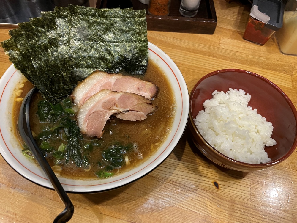家系ラーメンとライス