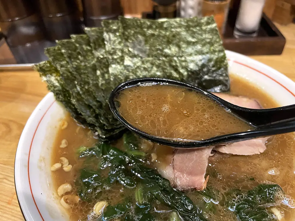 こってりな濃厚豚骨醤油スープ