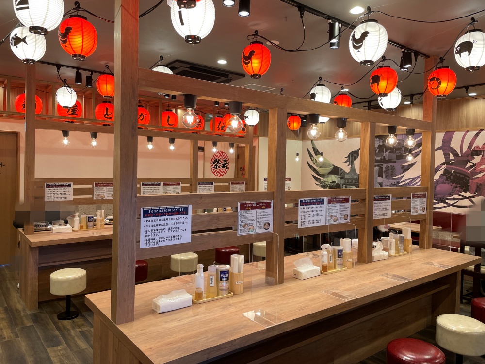 屋台風な店内の様子