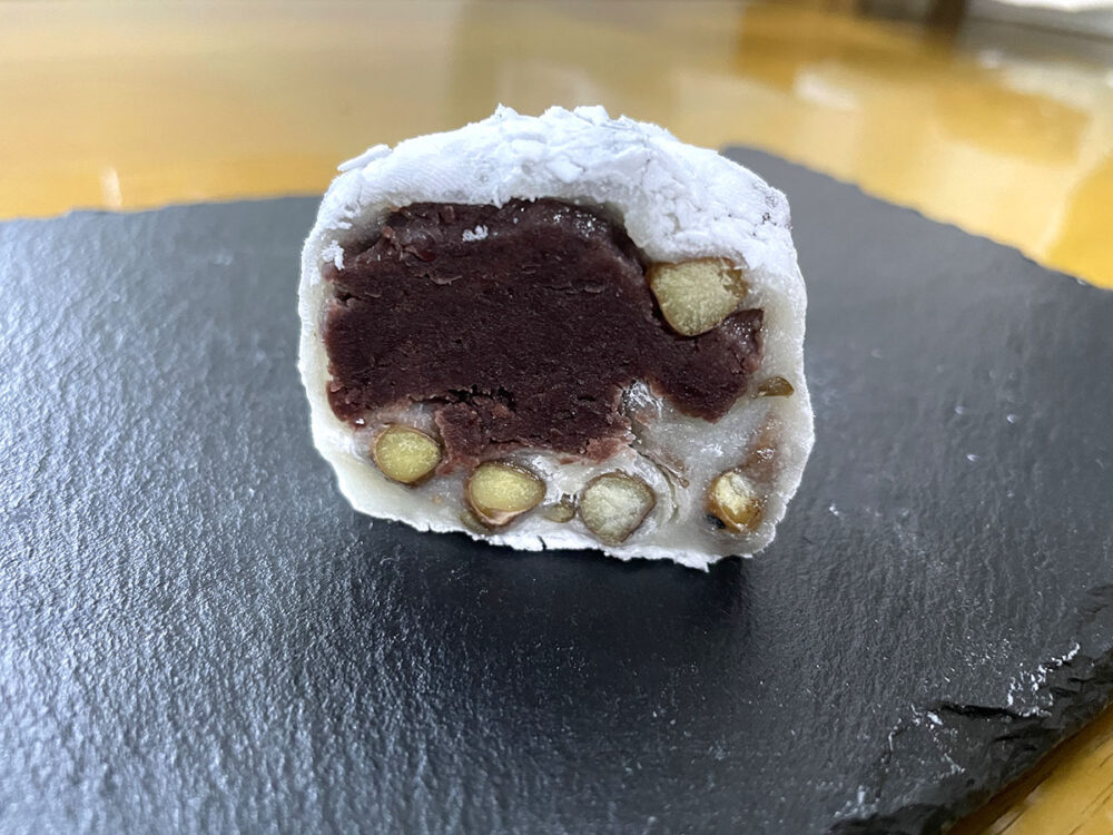 豆がぎっしり詰まった大福
