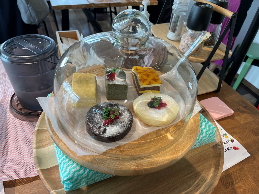 ケーキの入ったケース