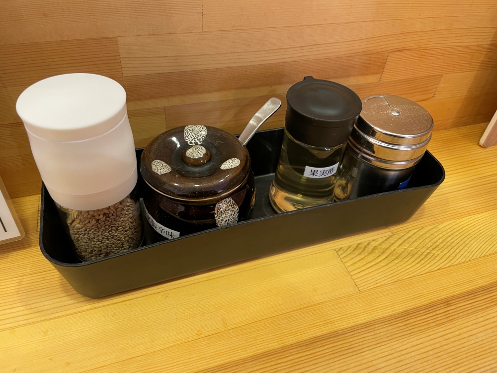 カウンター上の調味料