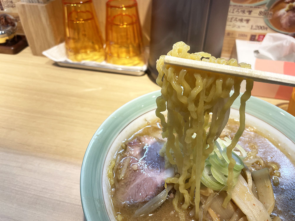 麺屋棣鄂の縮れ麺