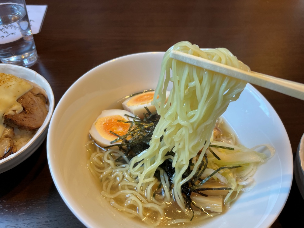 ストレートの細麺