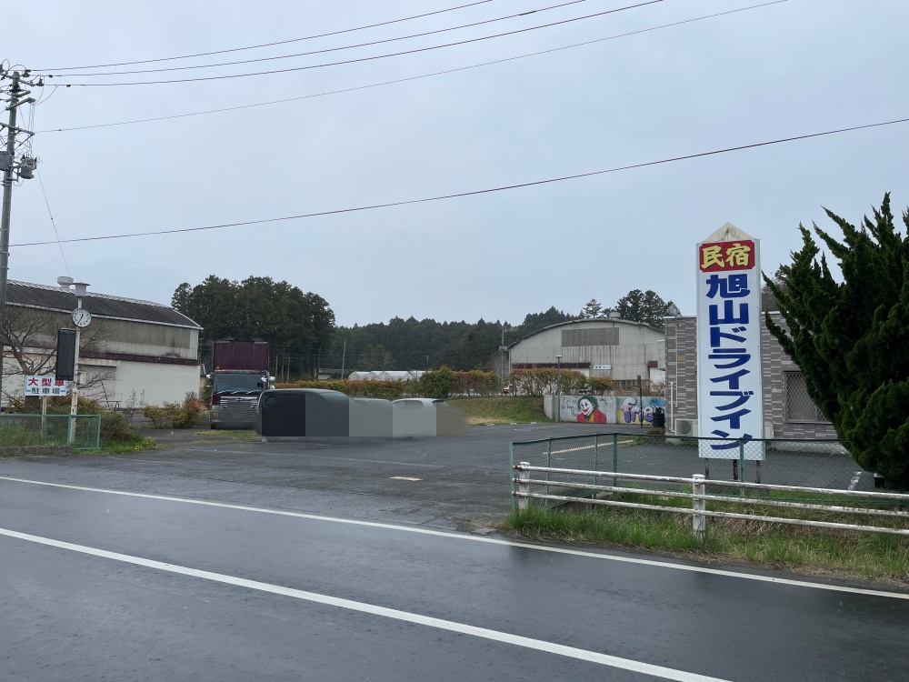 店舗向かいの駐車場
