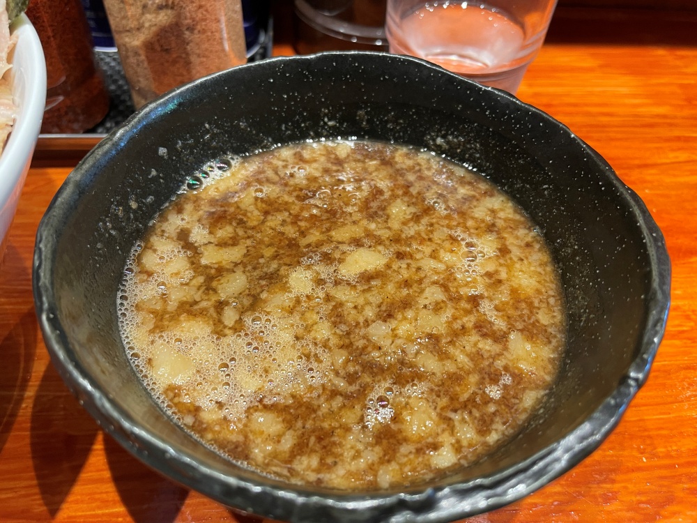 背脂たっぷりのスープ