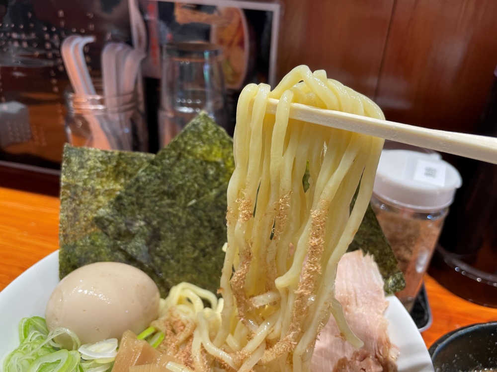 つるつるの極太麺