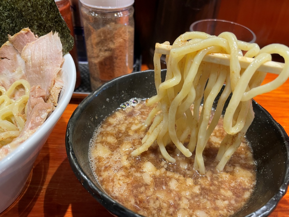 スープに麺を投入